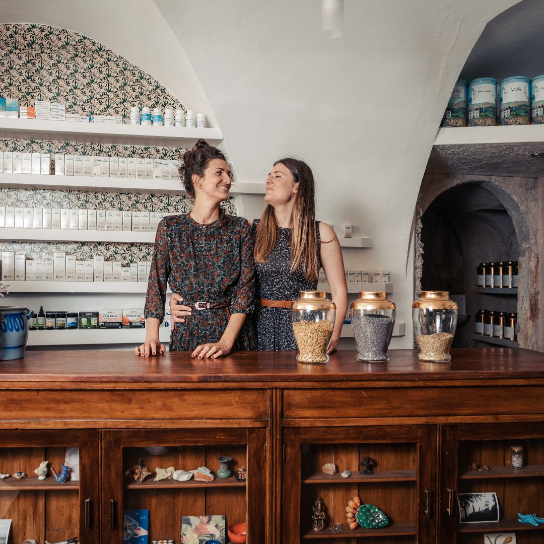 Claudia e Giulia dietro al bancone dell'erboristeria