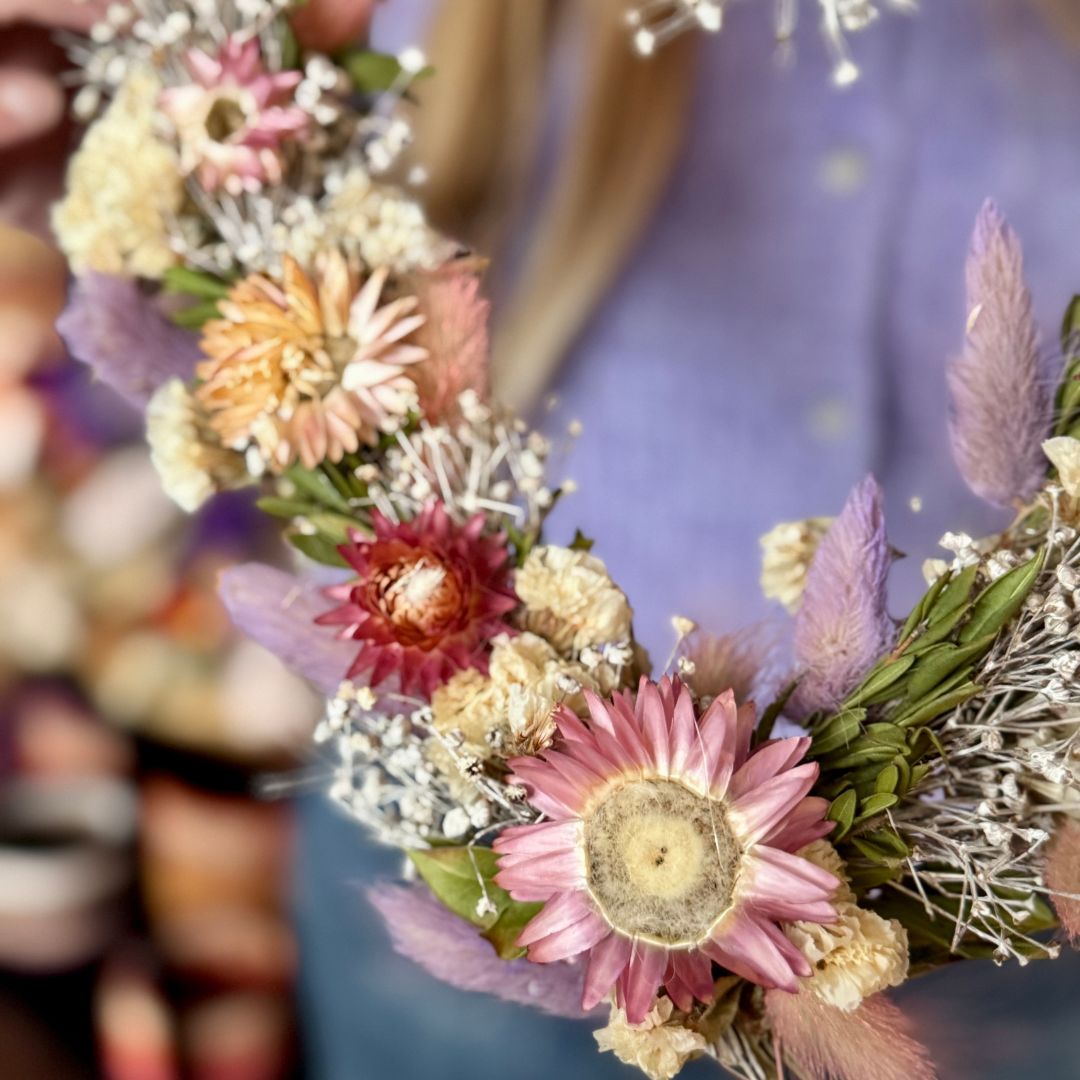 Primo piano ghirlanda di fiori secchi a forma di cuore