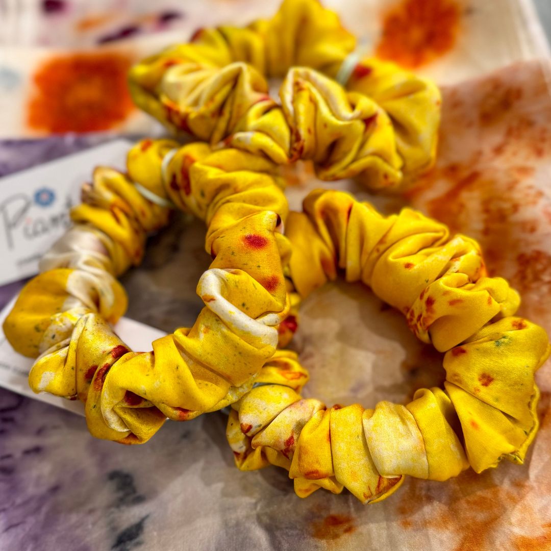elastico in seta tinto con curcuma e piante tintorie