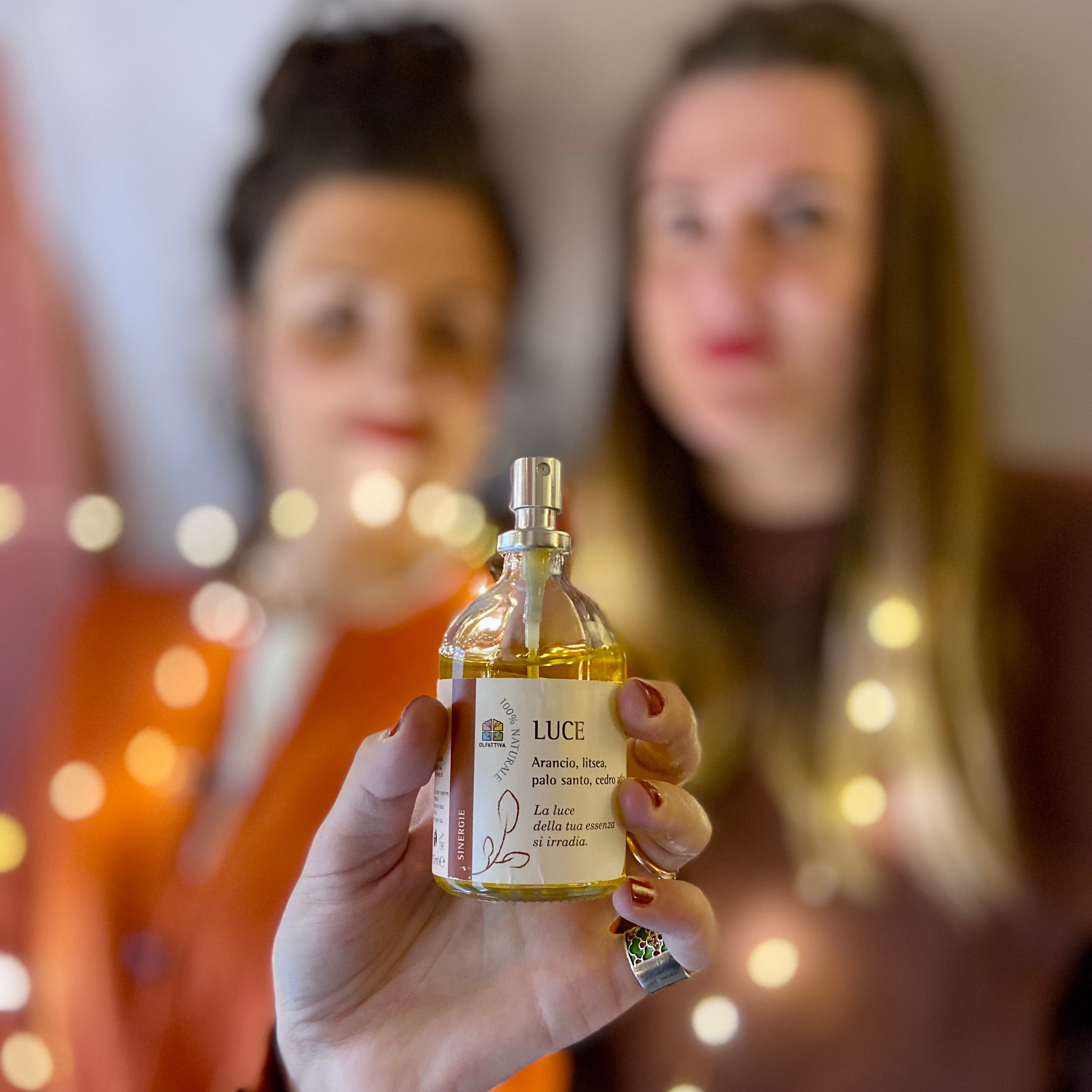 Fragranza calda, speziata per ambienti e tessuti. Arancio, Zenzero, Cannella, Pino. 100% naturale, Made in Italy, 115 ml.