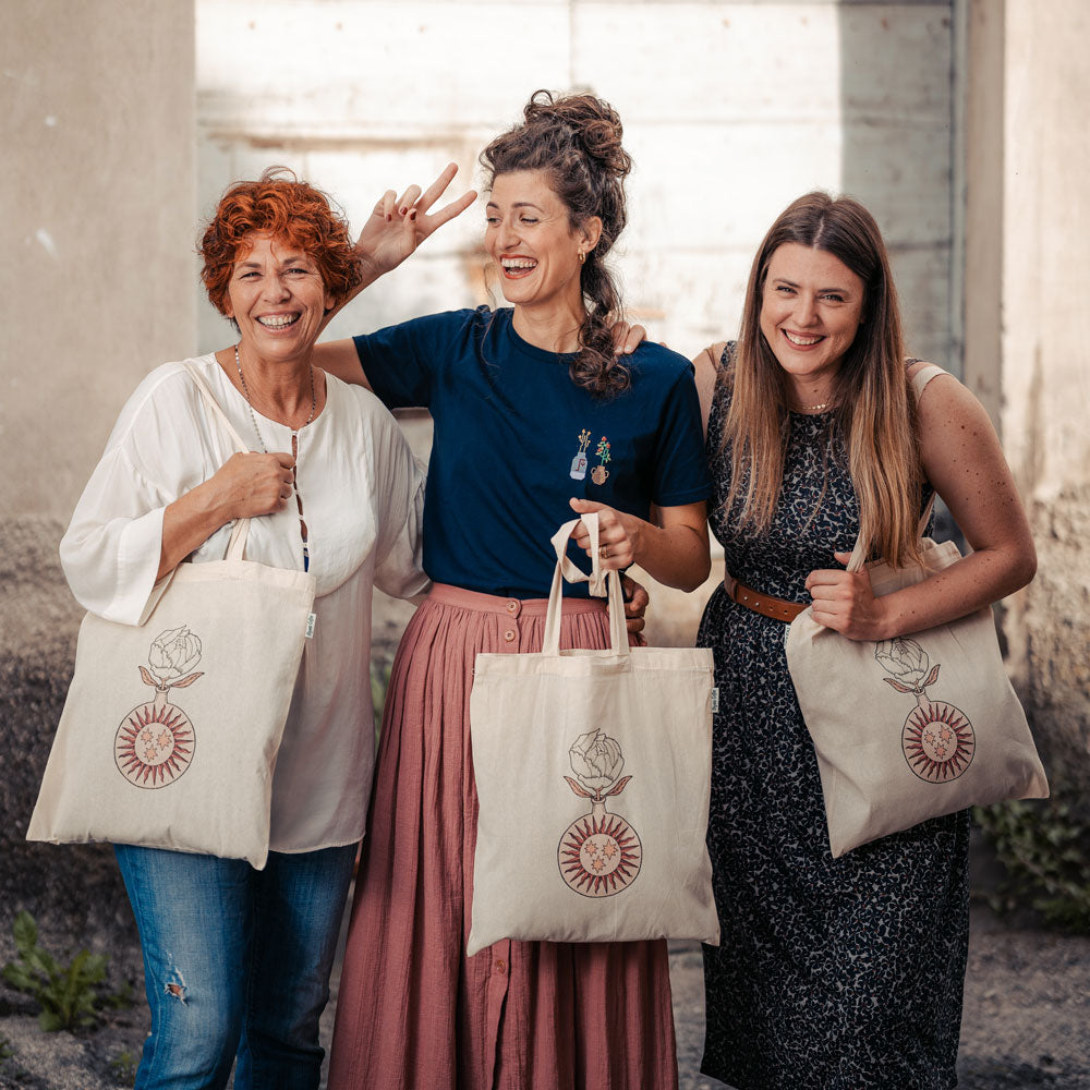 Giulia, Claudia e Fiorenza sorridenti mentre fanno shopping con la Garuda tote bag