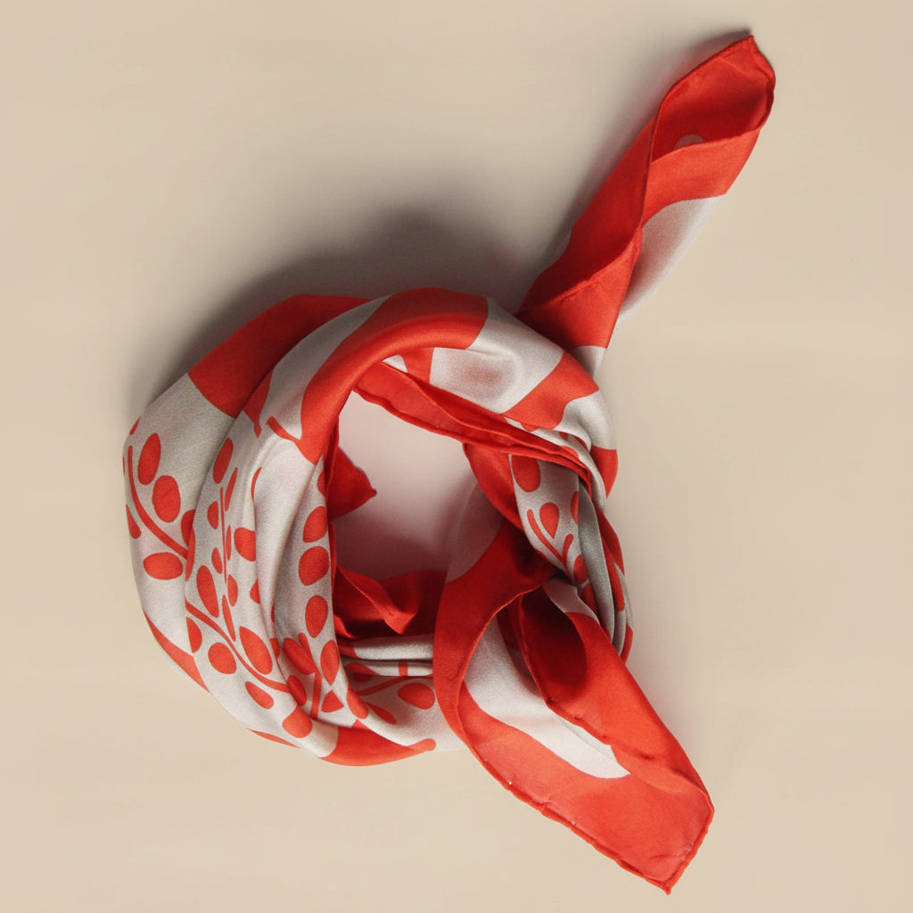 FOULARD IN SETA PEACE AND LOVE annodato