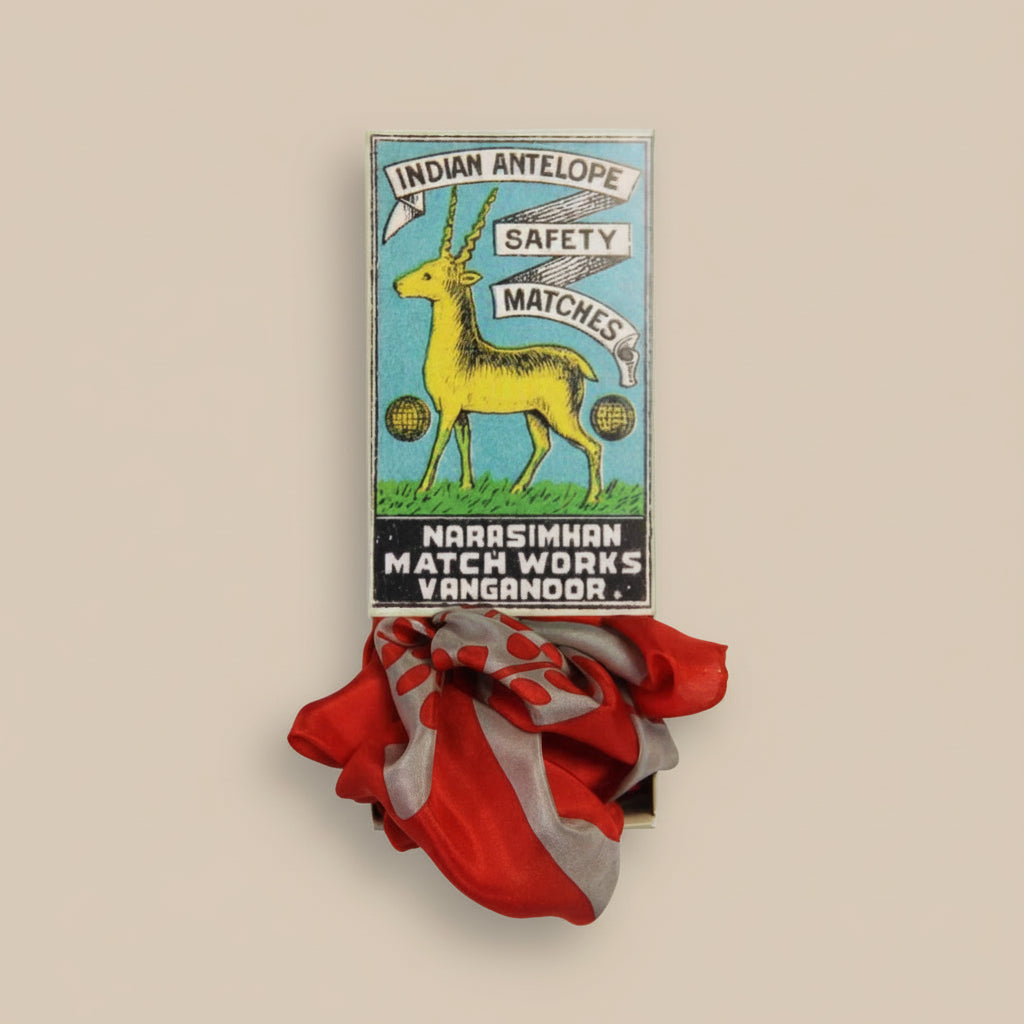 FOULARD IN SETA PEACE AND LOVE in una scatola colorata