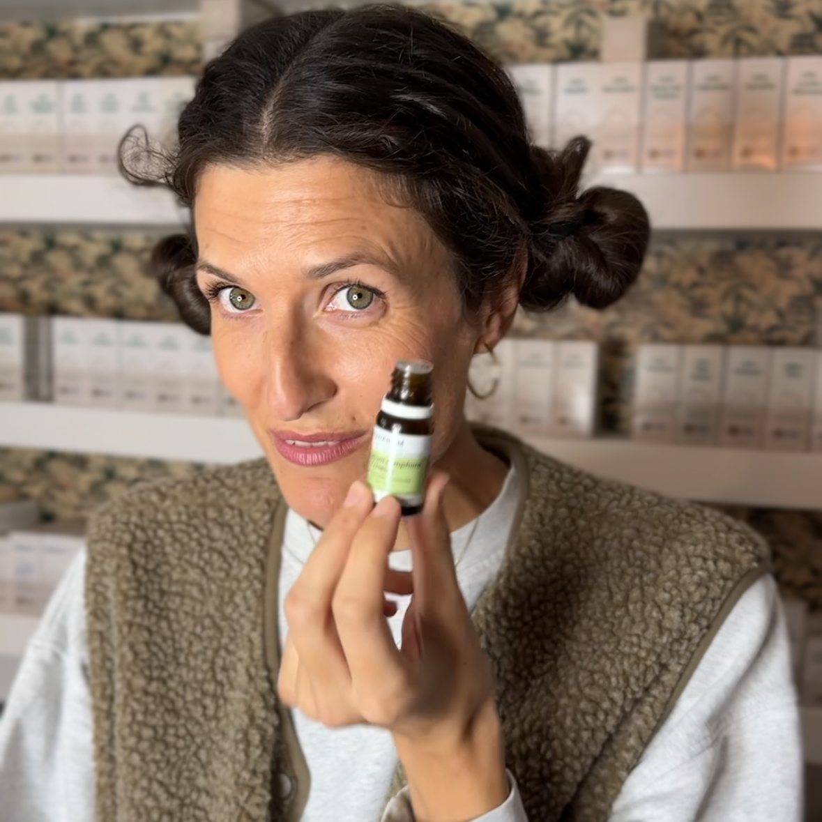Giulia che mostra l'olio essenziale di ravintsara