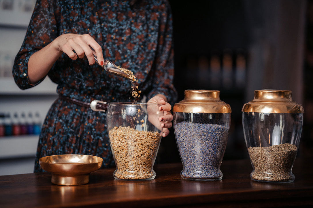 Dettaglio dei vasi in erboristeria con piante officinali.