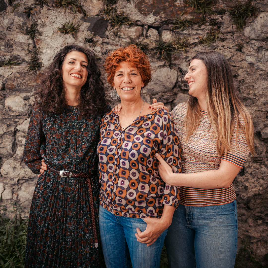 tre generazioni di donne dedicate alla fitoterapia e skincare naturale.