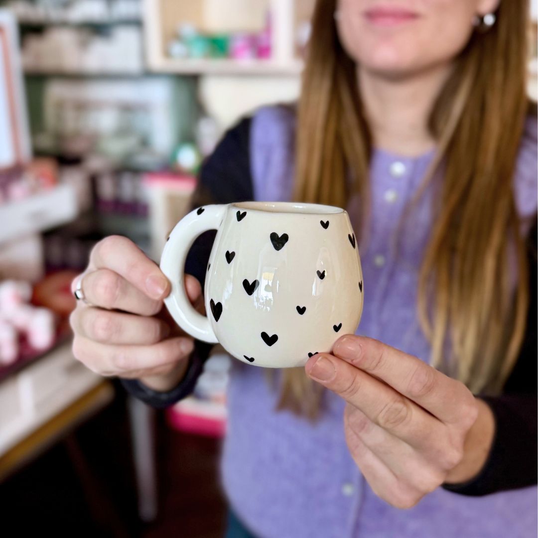 Tazza fatta a mano cuori neri