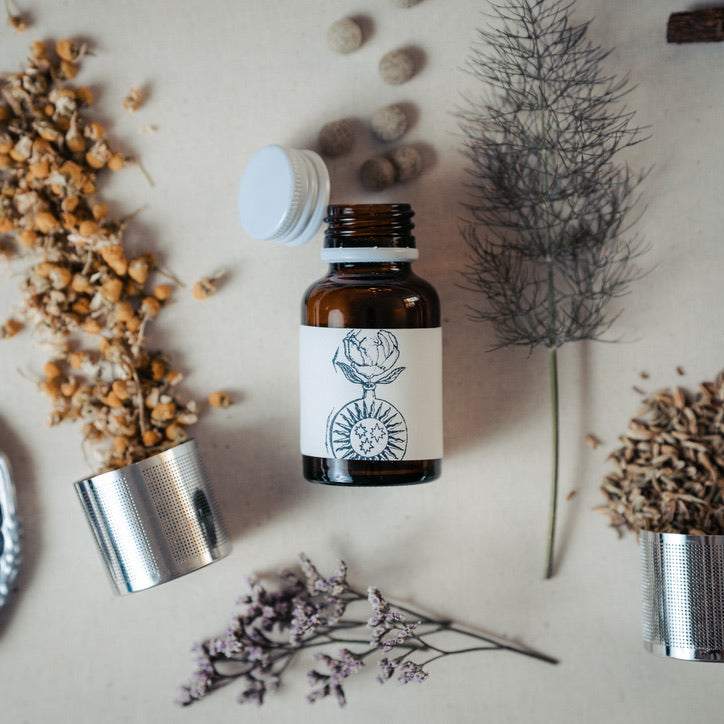 dettaglio di piante officinali e barattoli di prodotti erboristici