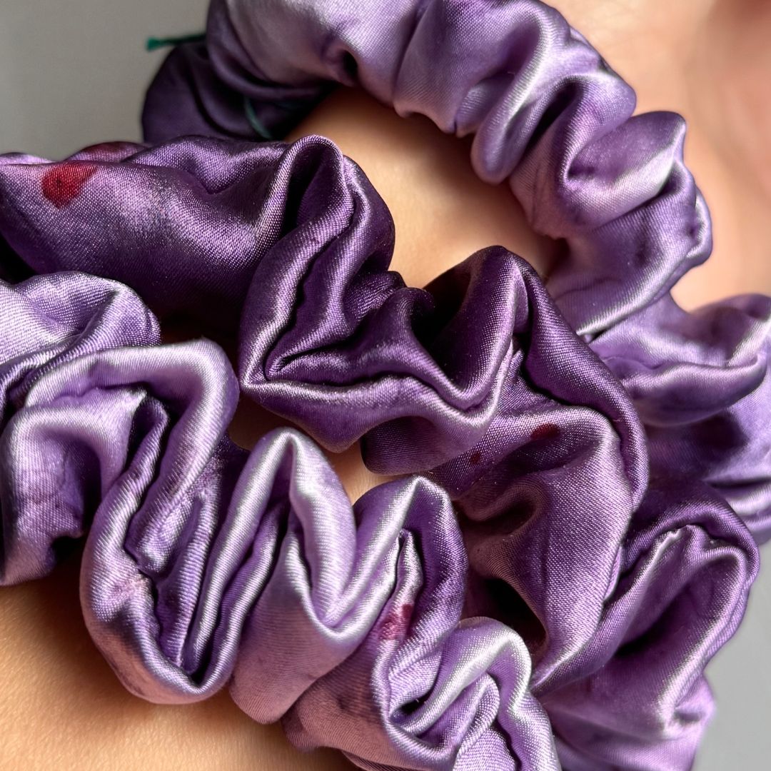 Elastico in seta tinto con piante, colore [viola]: artigianale, cucito a mano.