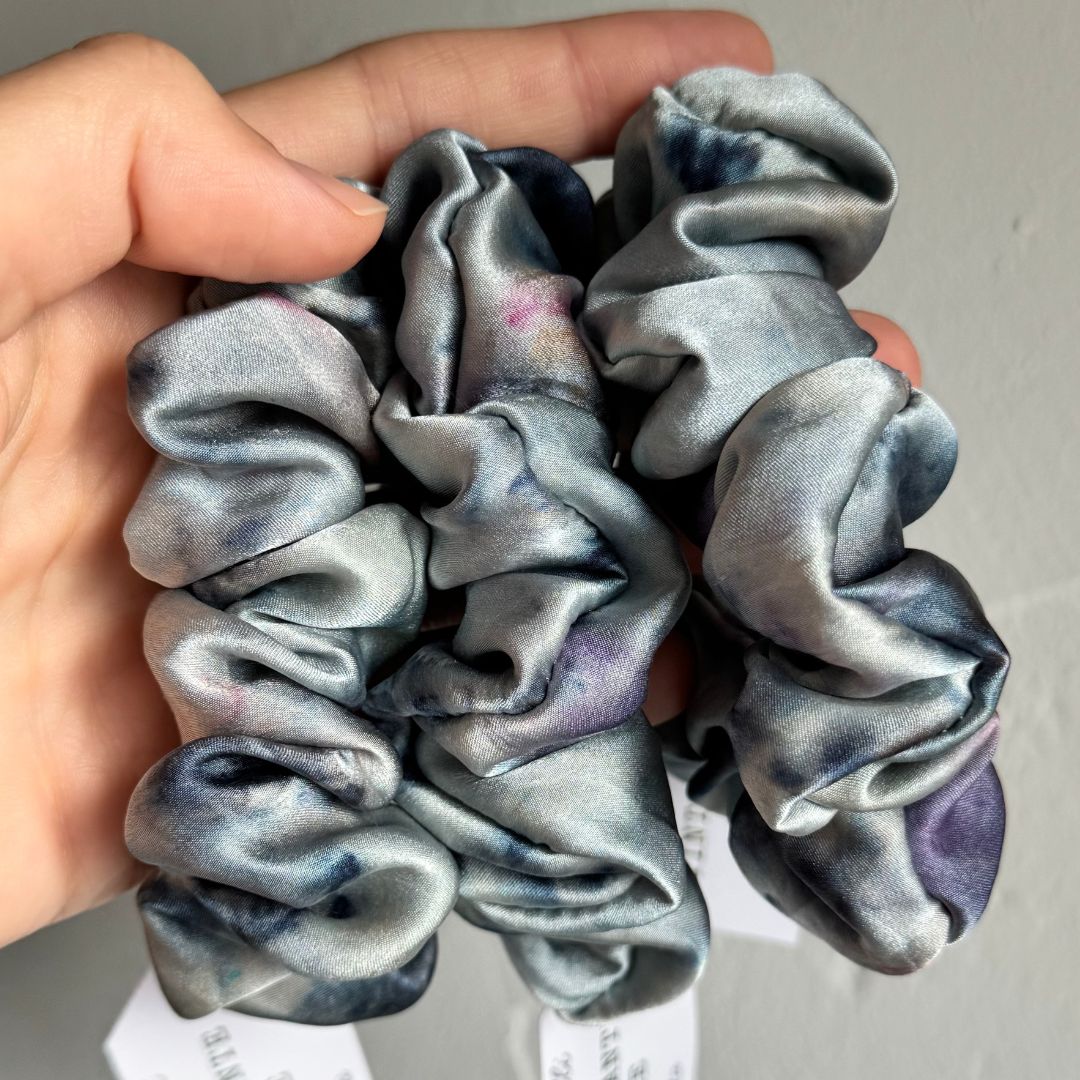 Elastico in seta tinto con piante, colore [azzurro]: artigianale, cucito a mano.