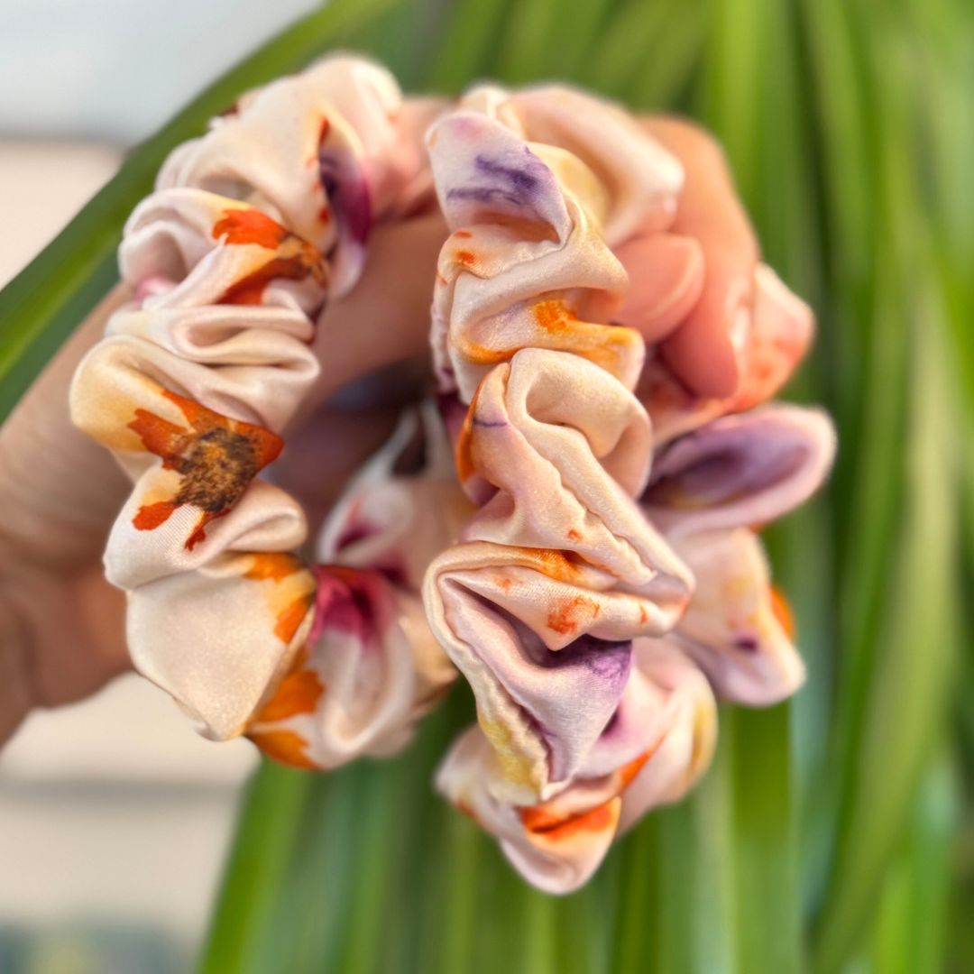 Elastico in seta tinto con piante, colore [fiori arancioni e viola]: artigianale, cucito a mano.