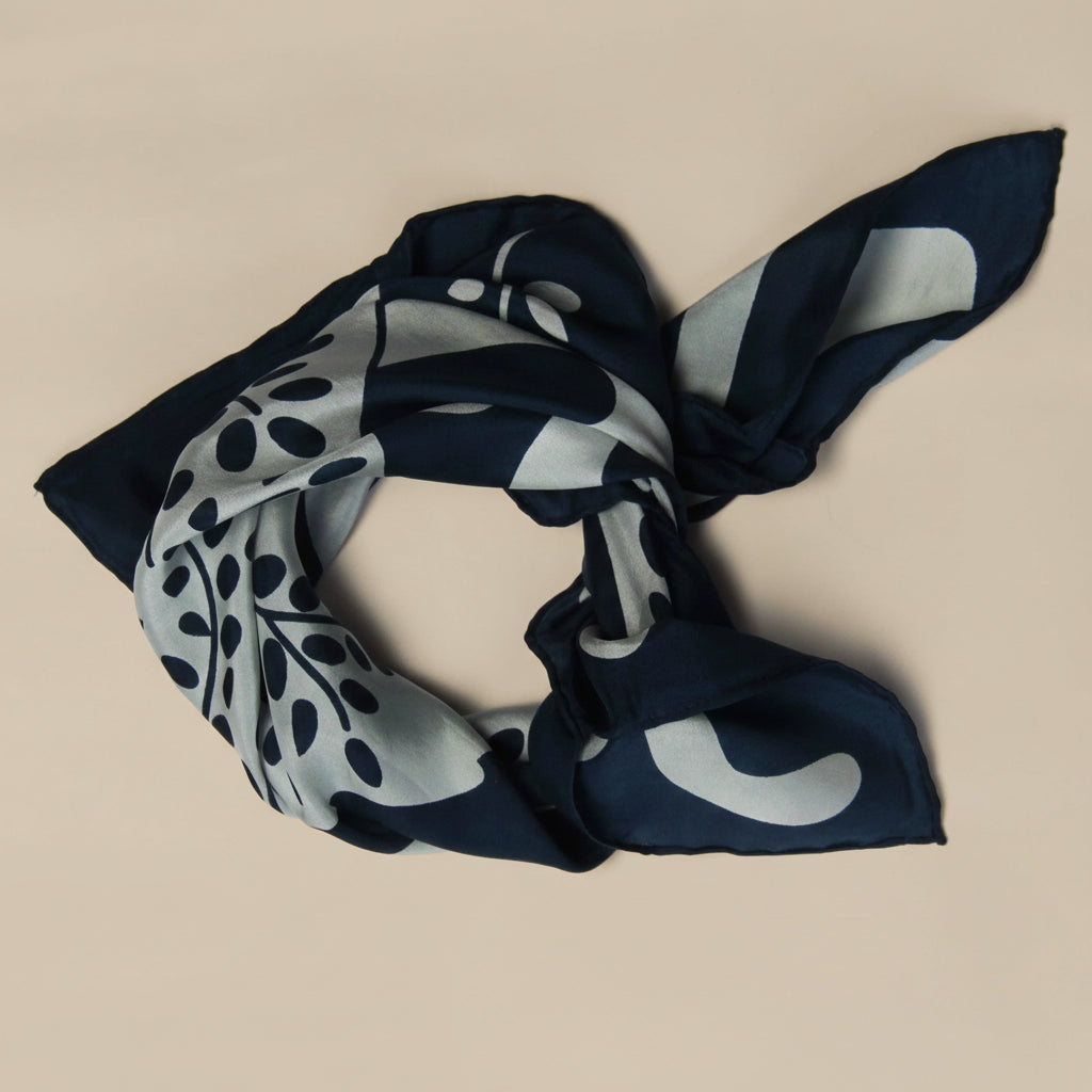 foulard in seta blu annodato