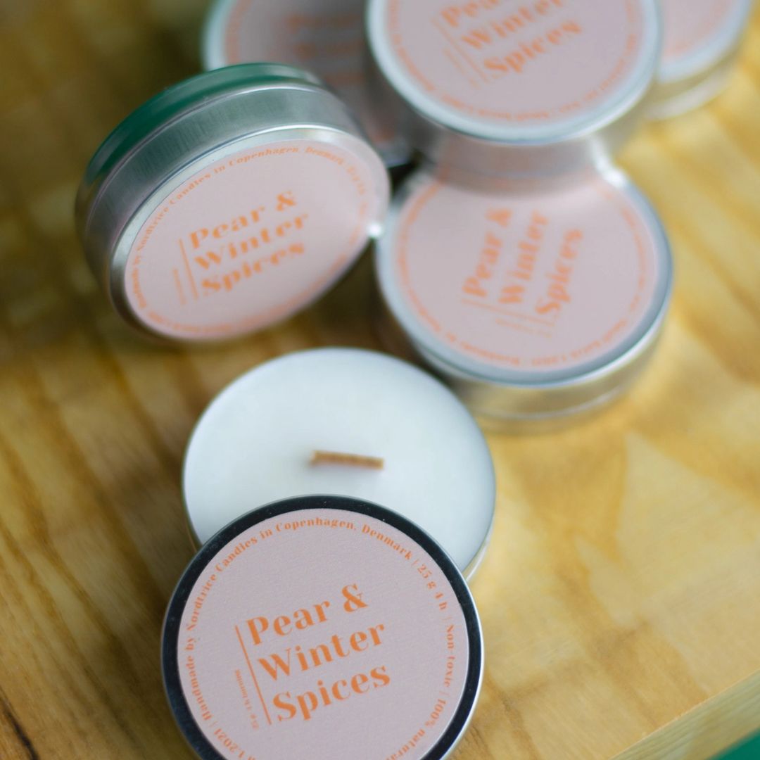 Dettaglio candela Nortrice vista dall’alto, stoppino in legno e cera di soia naturale.