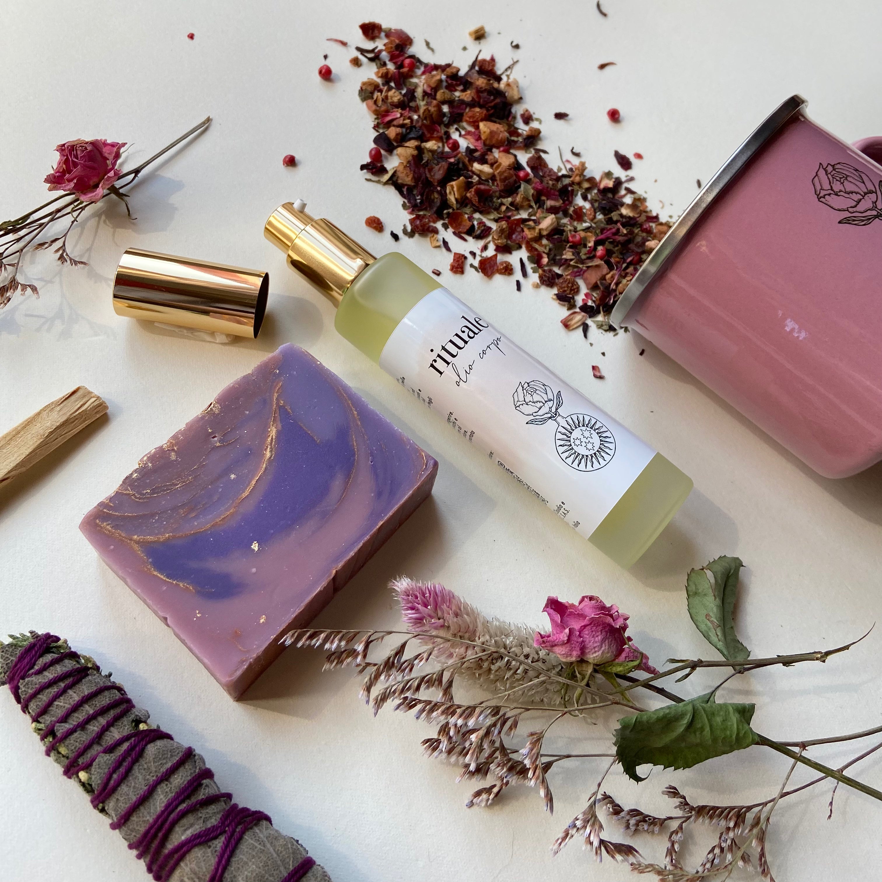 Dettaglio oli, sapone, tazza, palo santo e unguenti utilizzati nei rituali di benessere