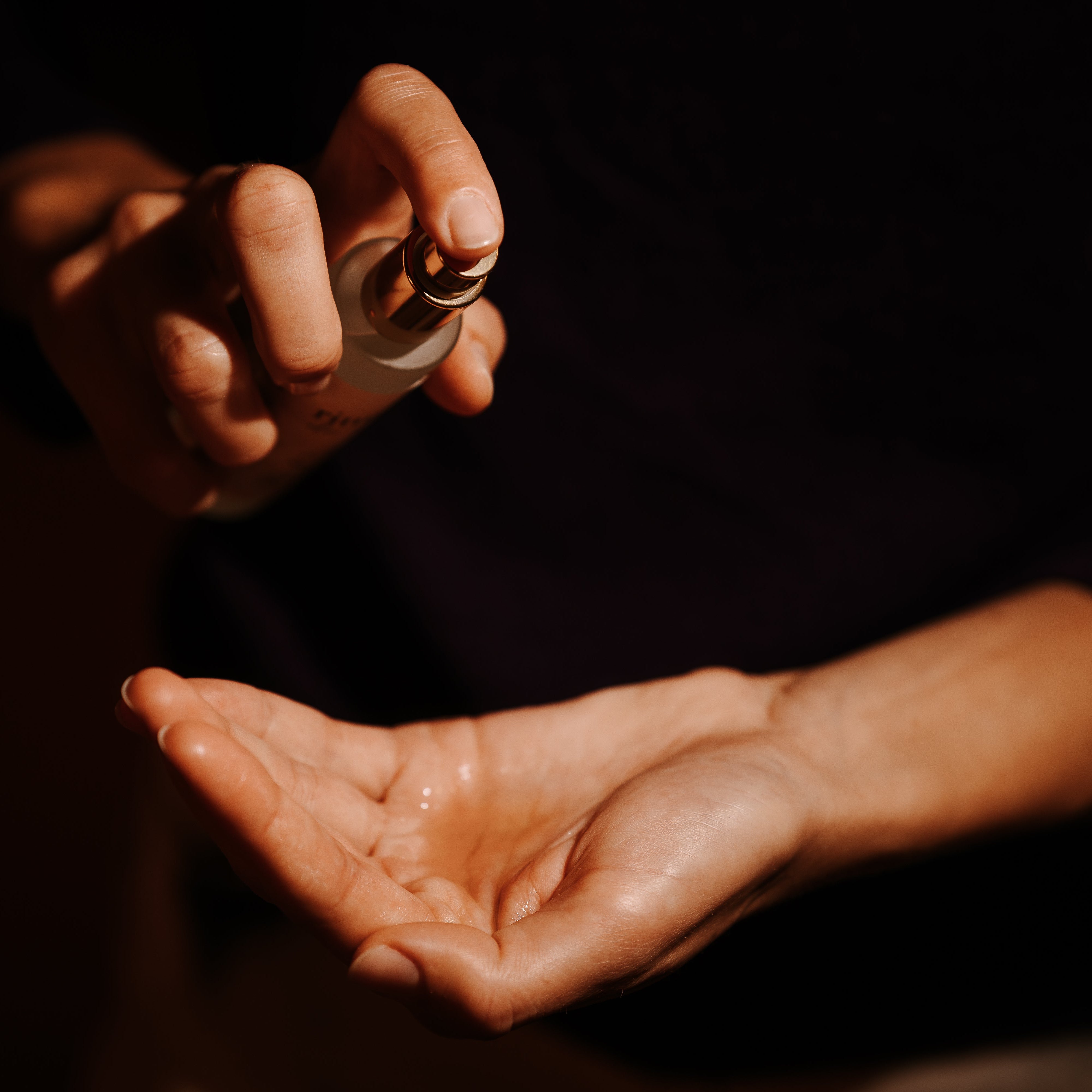 massaggio olistico mani che versano l'olio